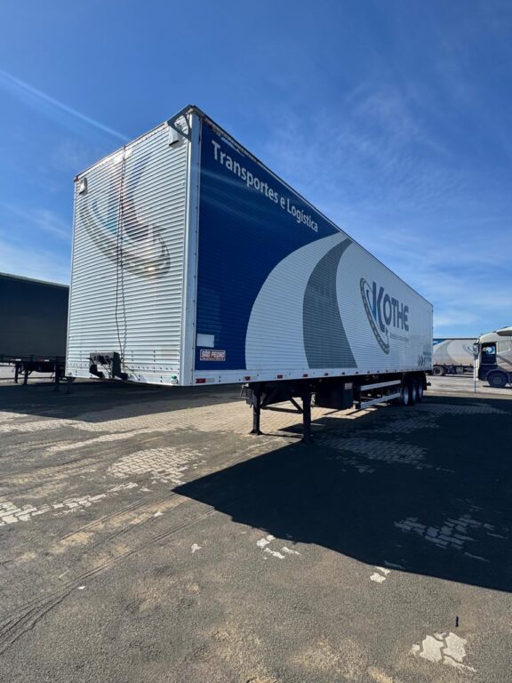 Carreta baú alumínio 30 Paletes